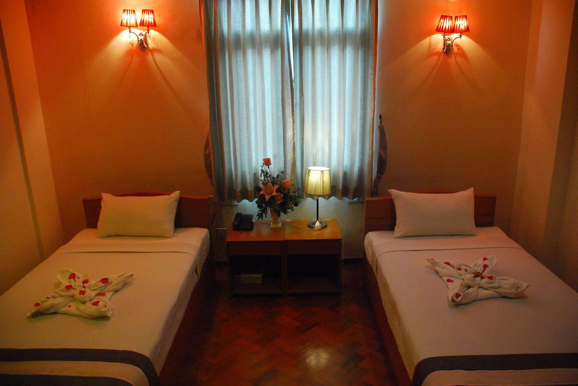 Pleasure View Hotel Yangon Esterno foto