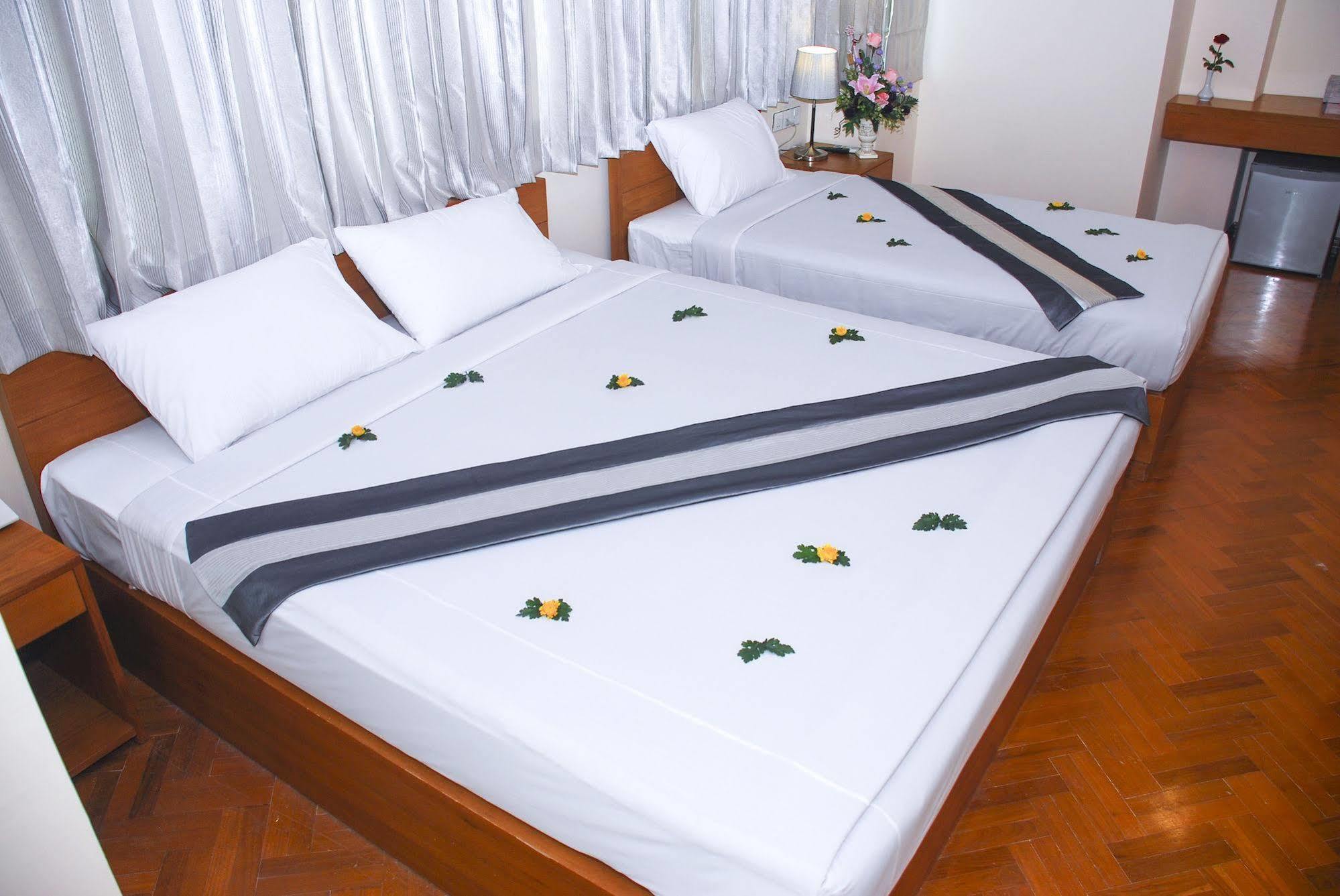 Pleasure View Hotel Yangon Esterno foto