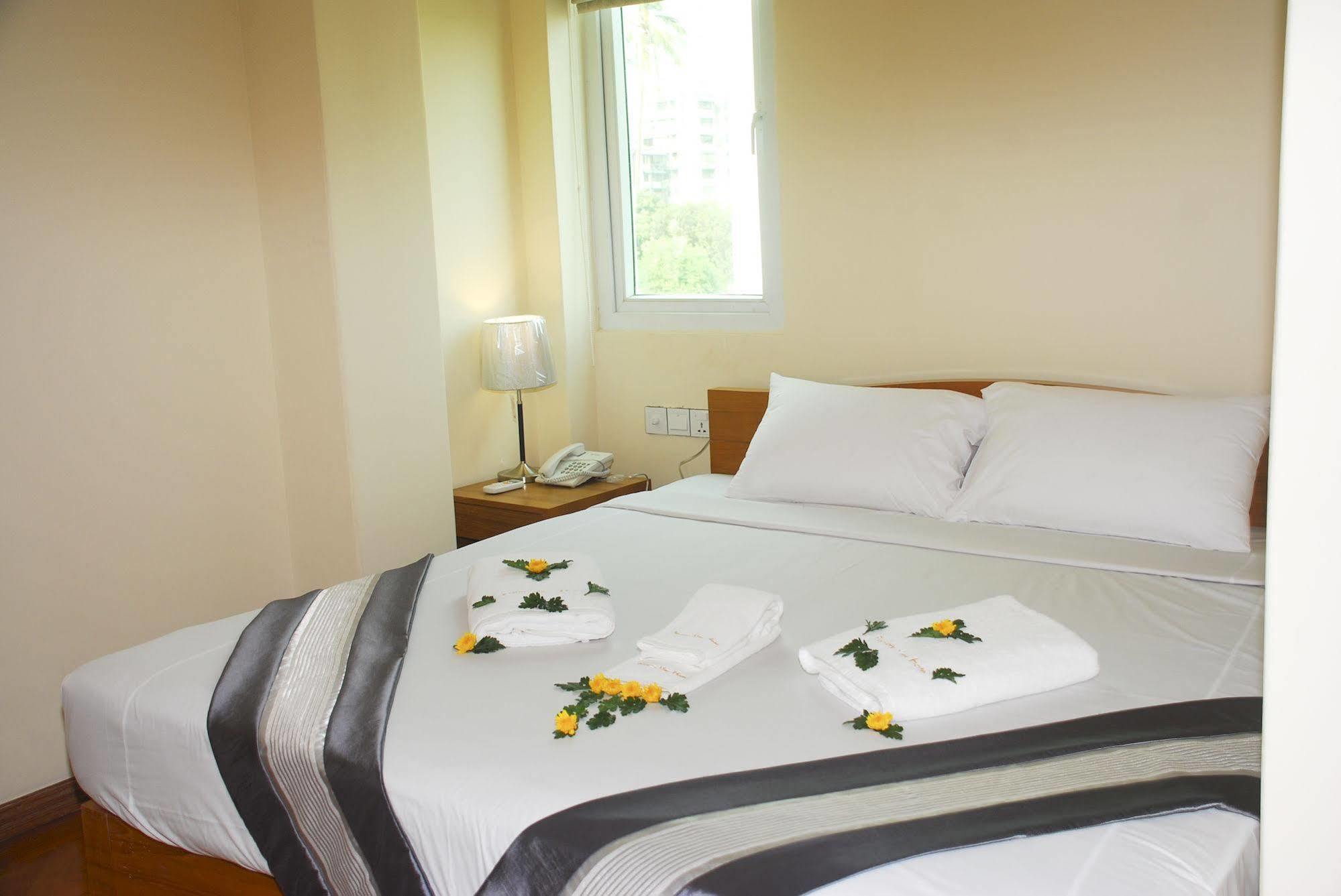 Pleasure View Hotel Yangon Esterno foto