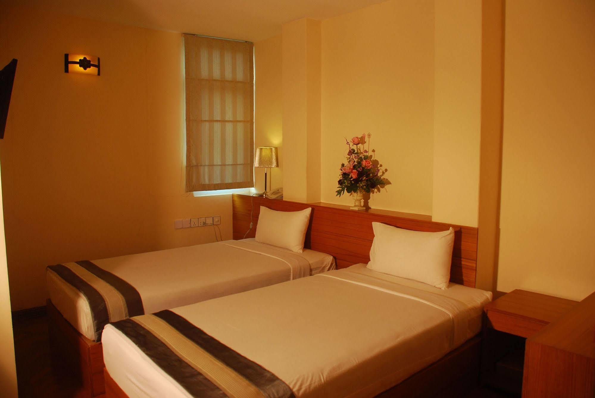 Pleasure View Hotel Yangon Esterno foto