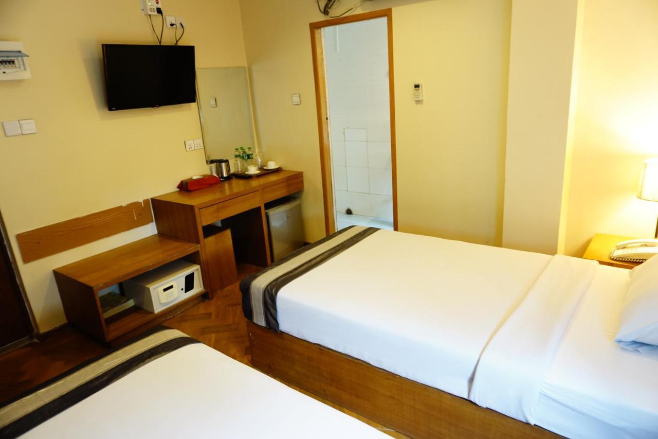Pleasure View Hotel Yangon Esterno foto